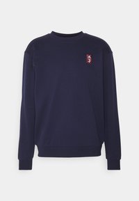 Felpa blu navy, collo rotondo, maniche lunghe, polsini e orlo a costine, presenta un piccolo logo ricamato sul petto. Tessitura del tessuto morbida.