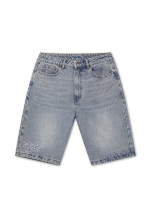 Lyseblå denim-shorts med forreste knap, bæltestropper, fem lommer og hvid teksten "Don Ed Hardy designs" på nederste venstre ben.