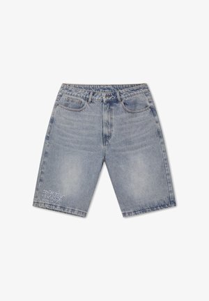 Jasnoniebieskie szorty dżinsowe z przednim guzikiem, szlufkami na pasek, pięcioma kieszeniami i białym napisem "Don Ed Hardy designs" na dolnej lewej nodze.
