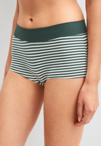 Gestreepte boxershorts met een groene tailleband; voorzien van horizontale witte en donkergroene strepen; gemaakt van een zachte, rekbare stof.