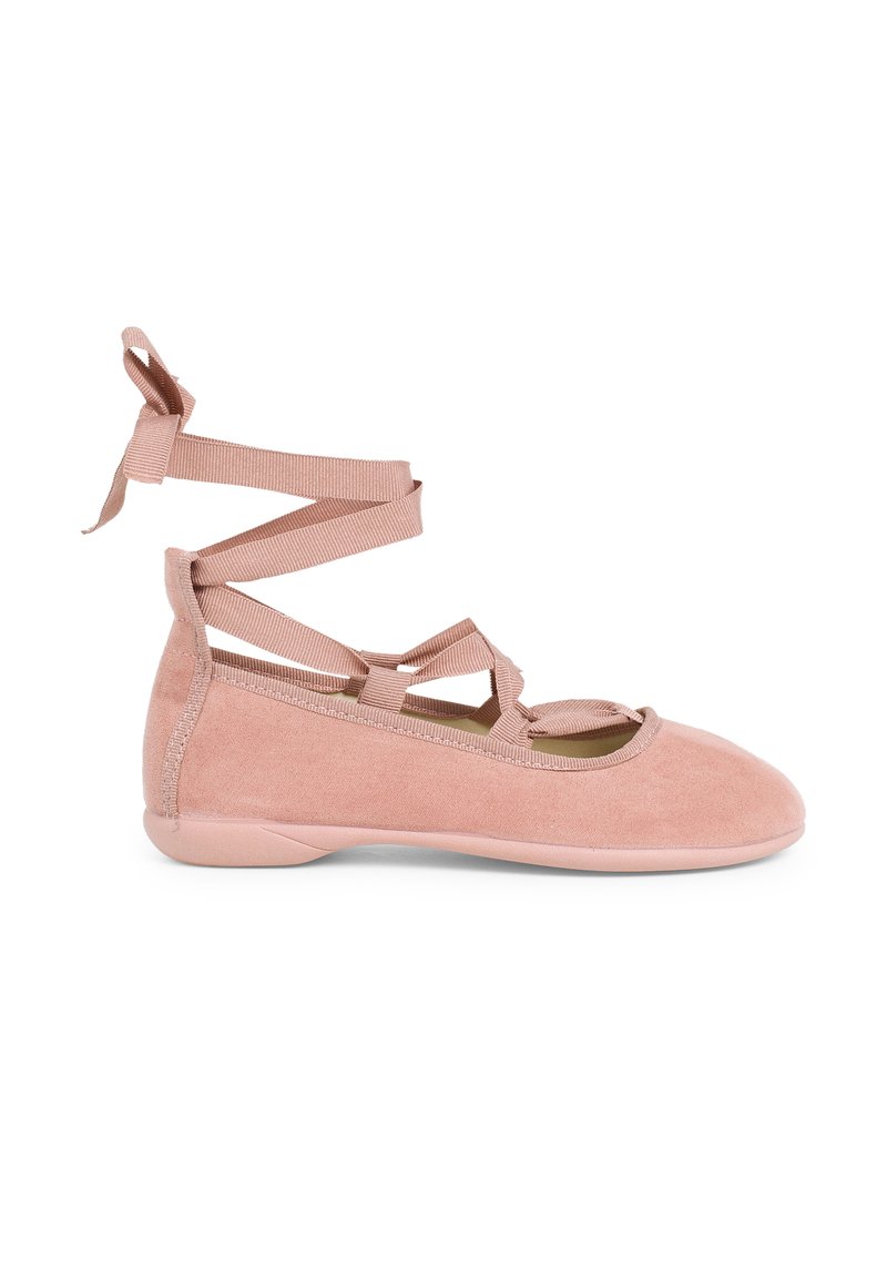 Jasnoróżowe baleriny wykonane z miękkiego zamszu. Posiadają krzyżujące się paski, które wiążą się wokół kostki oraz zaokrąglony czubek.
