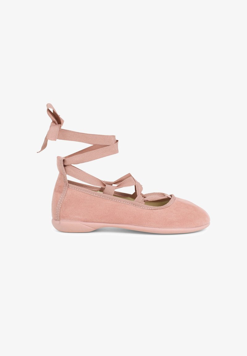 Jasnoróżowe baleriny wykonane z miękkiego zamszu. Posiadają krzyżujące się paski, które wiążą się wokół kostki oraz zaokrąglony czubek.