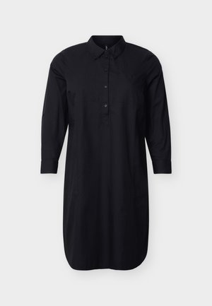 Rochie-cămașă neagră cu mâneci lungi, guler, pată de nasturi, buzunare laterale și mâneci cu manșete, prezentată pe un fundal simplu.