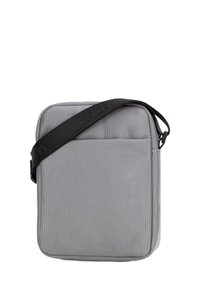 Grau Stoff Schultertasche mit einem Reißverschluss oben, gepolstertem Körper und verstellbarem schwarzen Gurt. Sie hat eine strukturierte Oberfläche und rechteckige Form.