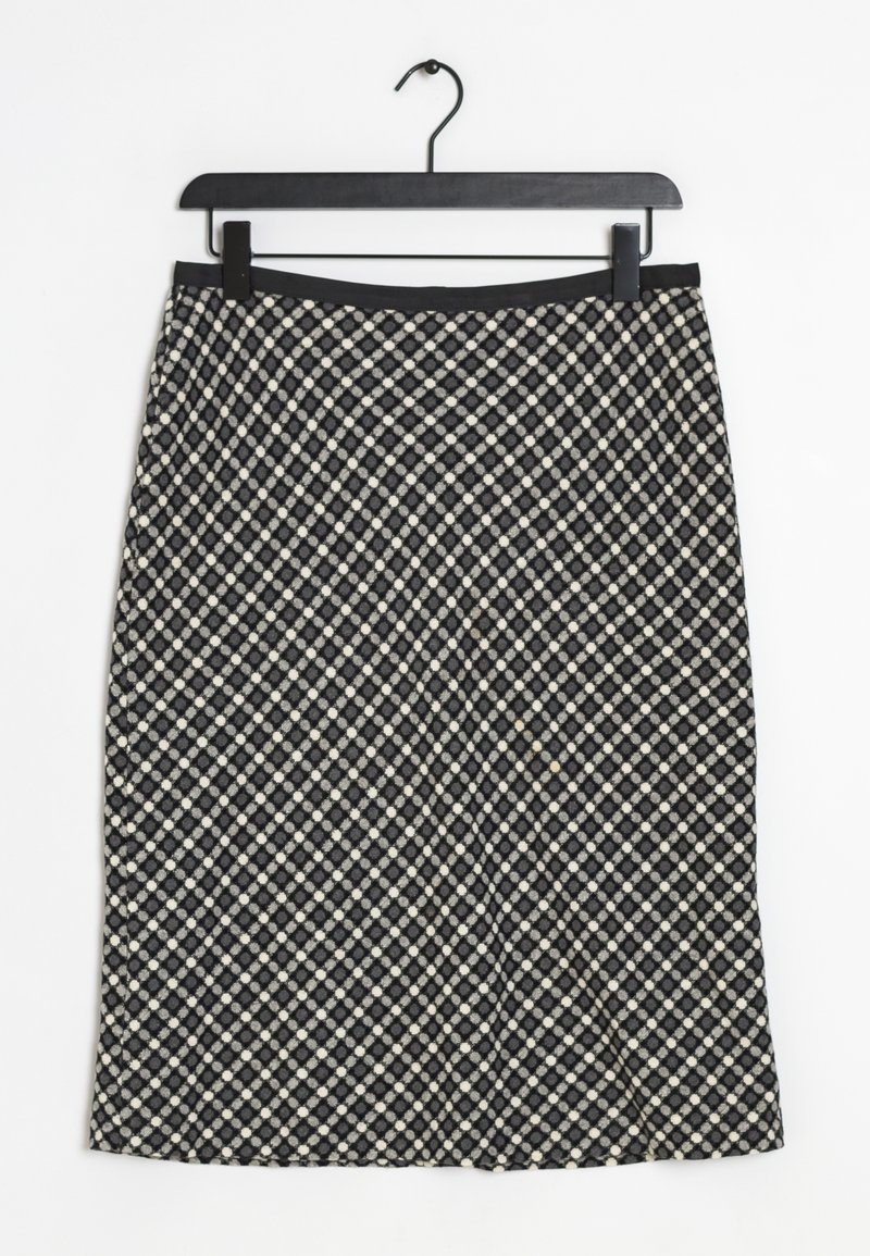 Jupe à carreaux noir et blanc en textile tissé, dotée d'une taille ajustée et d'une forme légèrement évasée. Accrochée à un cintre noir.