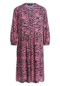 Robe rose avec des rayures zèbre noires, col en V, manches trois-quarts, taille cintrée et jupe fluide, fabriquée en tissu léger.