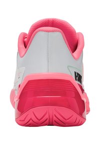Baskets blanches avec un col en mesh rose et une semelle rose. Présentent un talon rose brillant et une semelle extérieure en caoutchouc texturé pour une meilleure adhérence.