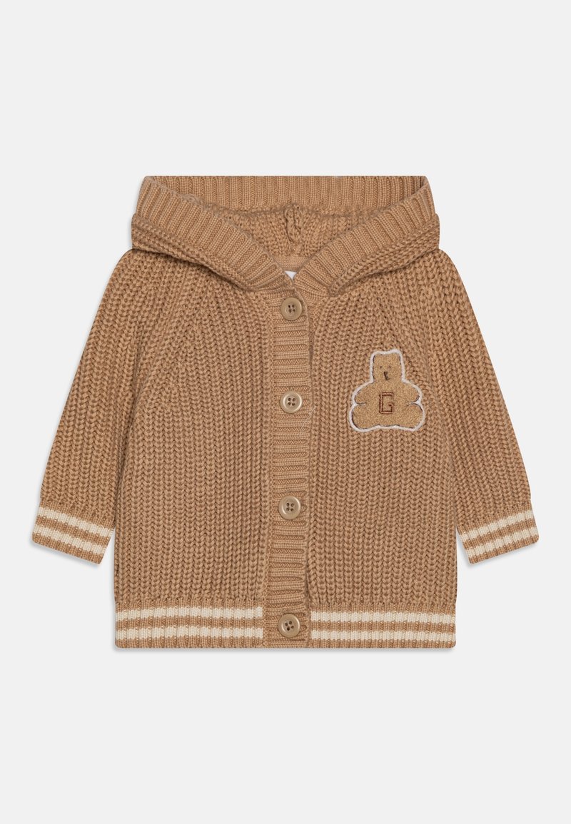 Cardigan marrone lavorato a maglia per bambini con cappuccio, quattro bottoni, polsini e orlo a righe bianche e toppa a forma di orsetto con lettera G sul petto.