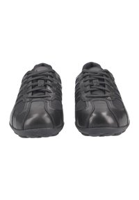 Czarne sportowe buty z siateczkowym i syntetycznym wierzchem, zawiązywane, o zaokrąglonym nosku i teksturowanej gumowej podeszwie zapewniającej przyczepność.