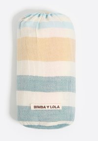 Gestreepte stoffen tas van Bimba y Lola, met blauwe, beige en crèmekleurige strepen. Treksluiting aan de bovenkant, zachte textuur, rechthoekige vorm.