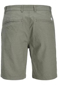 Pantaloni corti verde oliva realizzati in tessuto bombato, con due tasche posteriori dotate di chiusura a patta e un'etichetta tessuta sul lato destro della cintura.
