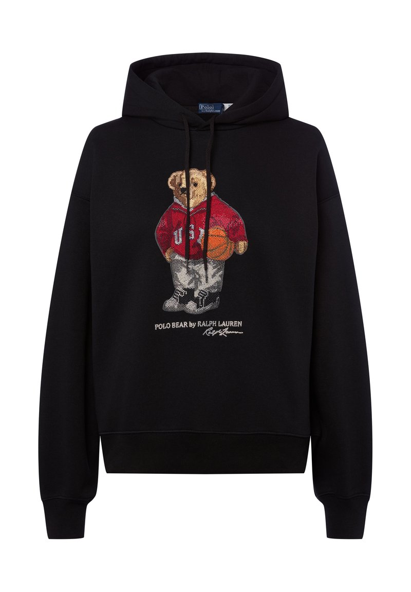 Czarna bluza z kapturem z haftowanym niedźwiedziem w czerwonej bluzie z kapturem trzymającym piłkę do koszykówki. Uzupełniona białymi trampkami i detalami z logo.