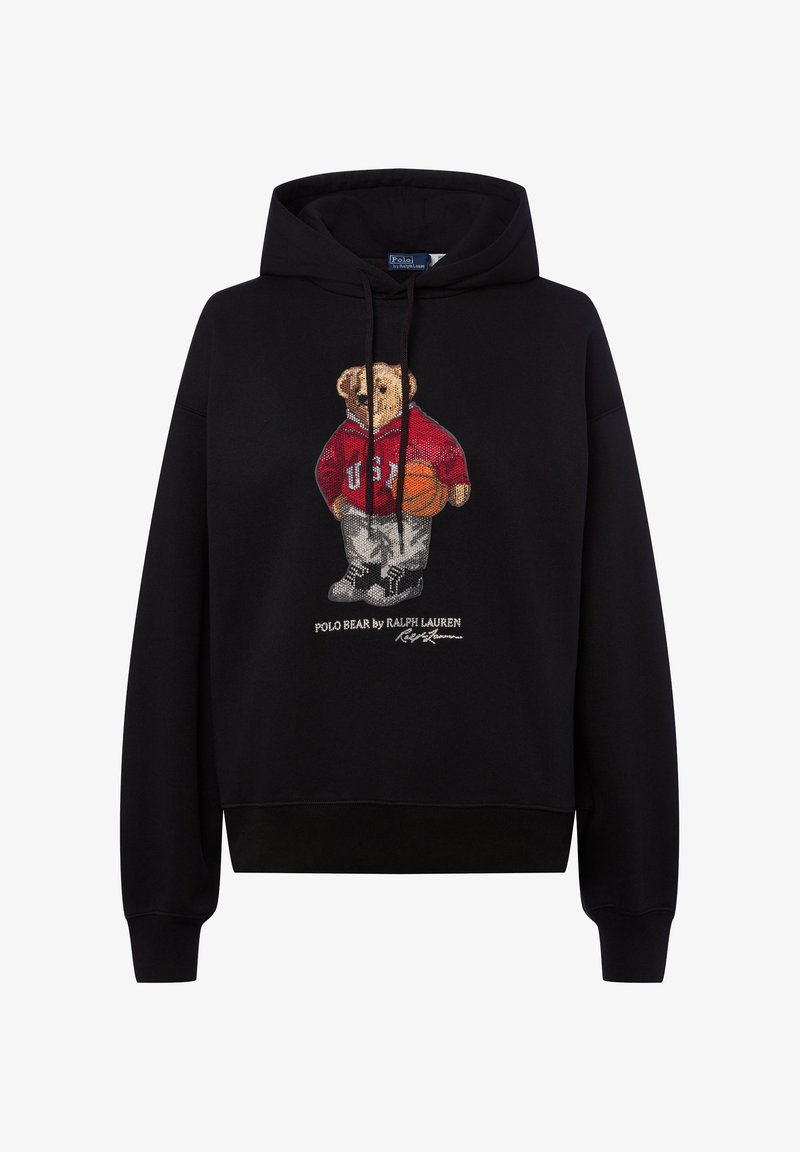 Czarna bluza z kapturem z haftowanym niedźwiedziem w czerwonej bluzie z kapturem trzymającym piłkę do koszykówki. Uzupełniona białymi trampkami i detalami z logo.