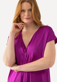 Fuchsiové šaty s krátkými rukávy a hlubokým výstřihem do V, s uzlovým detailem vpředu a hladkým, lesklým povrchem.