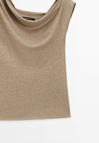 Beiges ärmelloses Top mit Rundhalsausschnitt aus weichem Strickstoff mit Massimo Dutti Label innen am Ausschnitt.