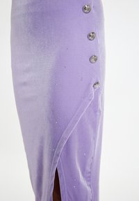 Lila Samtminikleid mit einem vorderen Schlitz und einer Reihe von fünf glänzenden Knöpfen auf der rechten Seite. Glatte Textur mit einem subtilen Glanz.
