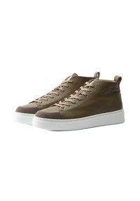 Olivgrüne Leder-Hochtopsneaker mit beigen Schnürsenkeln und weichen Wildlederelementen. Weiße Gummisohle mit sichtbaren Nähdetails.