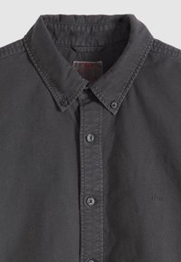 Σκούρο γκρι πουκάμισο με κουμπιά, κατασκευασμένο από βαμβάκι, με κλασικό γιακά, δύο κουμπιά μπροστά και μικρό κεντημένο λογότυπο Levi's.