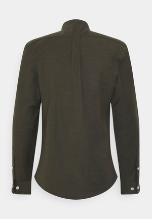 Tummanoliivinvihreä pitkähihaisia paita, jossa on mandariinikaulus, kaareva helma ja nappikuja. Sileä pinta, ei kuvioita tai grafiikkaa.