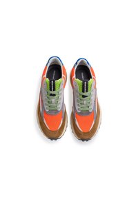 Värikäs tennarit, joissa on oranssia verkkoa, harmaata ja vaaleanruskeaa keinonahkaa, vihreitä yksityiskohtia ja sininen kantapääkoristus. Varustettu nauhoilla ja teksturoidulla kumipohjalla.