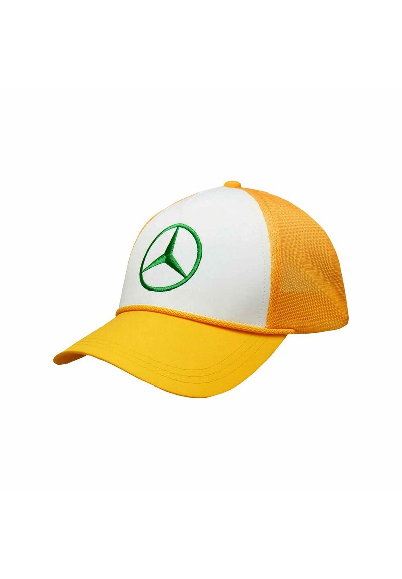 Żółta czapka z białym przednim panelem i zielonym haftowanym logo Mercedesa. Posiada siatkowy tył dla wentylacji oraz zakrzywiony daszek.