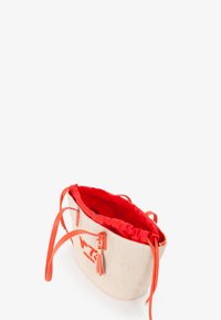 Borsa intrecciata beige chiaro con dettagli in pelle arancione e spallacci. Interno rosso con parte superiore arricciata e tasca con zip.