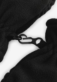 Schwarzer Fleece-Stoff mit einer weichen Textur, ausgestattet mit einem schwarzen Hardware-Verschluss, der zwei Abschnitte des Materials miteinander verbindet.