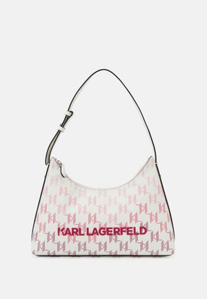 Weiße Handtasche mit rotem, sich wiederholendem Logo-Muster und roter KARL LAGERFELD-Beschriftung, mit einem verstellbaren Schulterriemen.