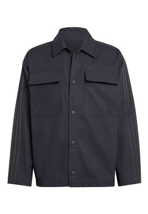 Veste-shirt gris foncé avec deux poches poitrine, fermeture à boutons et accents à rayures verticales le long des épaules et des manches.