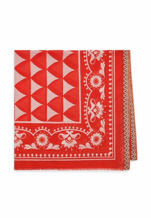 Sciarpa rossa piegata con motivi geometrici e floreali bianchi e bordo marrone a zig zag da un lato, su sfondo bianco.