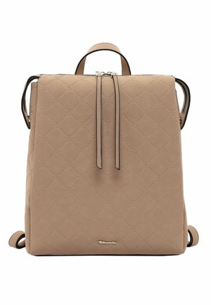 Beżowy plecak z teksturą w diamentowy wzór, z dwoma górnymi uchwytami, regulowanymi paskami i kontrastującą czarną lamówką. W zestawie dekoracyjne elementy metalowe.