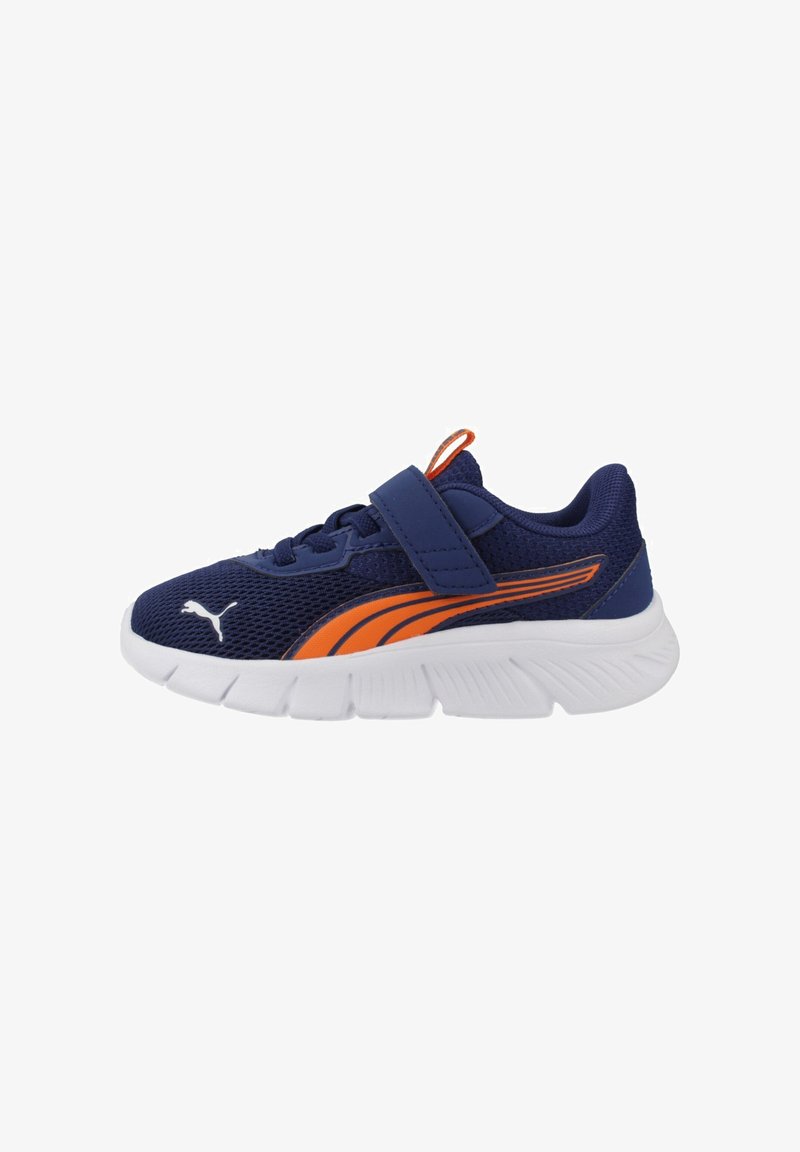 Granatowy dziecięcy trampek z pomarańczowym paskiem, białą podeszwą, zapięciem na rzep oraz logo Puma na przedniej części buta.