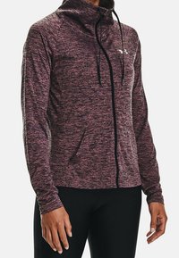 Fleece zip-up jack in donkerroze en zwart met een hoge kraag, lange mouwen, voorzakken en koord, met een subtiel gemêleerd patroon.