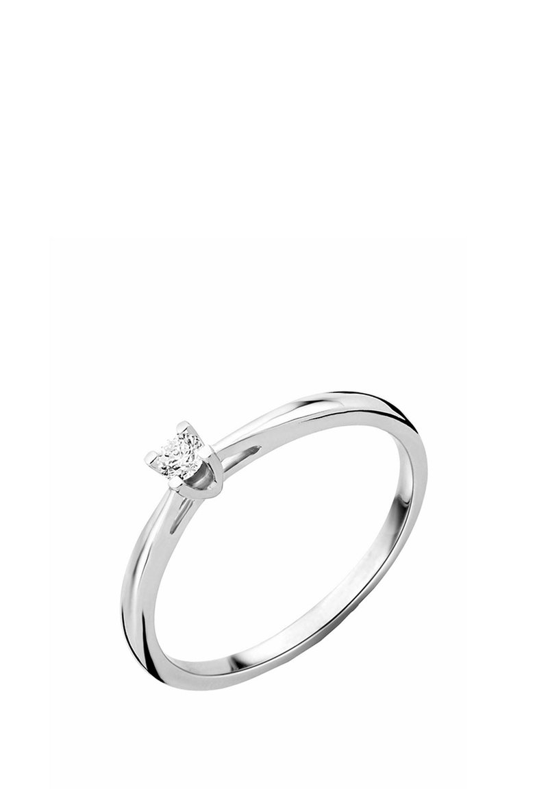 Strieborný prsteň s tenkým pásikom, s jedným zaobleným diamantom v úprave na prírube. Hladký, lesklý povrch, minimalistic design.