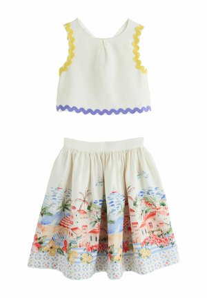 Krémový tielkový top so žltými a fialovými lemami v kombinácii s krémovou sukňou s farebnou potlačou morskej dediny a kvetín.