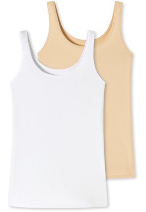 Zwei Tops: eines in Weiß und eines in hellem Beige. Beide haben einen runden Ausschnitt, breite Schulterträger und eine glatte Baumwollstruktur.