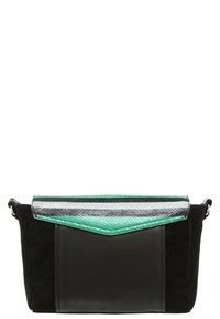 Czarna torba na ramię z zamszu i skóry o fakturowanej powierzchni z zielono-srebrnym paskowanym klapą. Charakteryzuje się eleganckim, kanciastym designem i regulowanym paskiem.