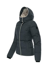 Polstret mørkegrå jakke med høy krage og hette. Har hvite detaljer, glidelås foran, sidelommer og svarte strikkede mansjetter.