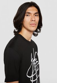 HUGO Marškinėliai su spaudiniu - black