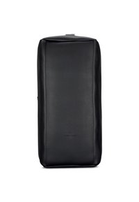 Černý kožený batoh s obdélníkovým tvarem, hladkým povrchem, nenápadným detailem loga a horní rukojetí pro snadné nošení.