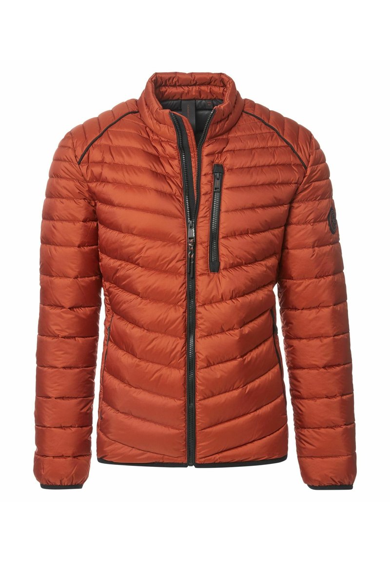 Polstret orange jakke med ståkrave, der har sorte lynlåse og sidelommer samt et quiltet design til isolering.