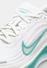 Nike Performance VOMERO PLUS - Chaussures de running sur route - white/bleached turquoise/mint foam/barely green/washed teal