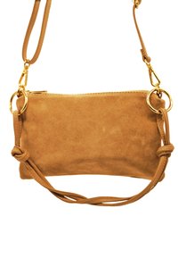 Sac bandoulière en suède beige avec fermeture éclair, doté de quincaillerie dorée et d'une sangle nouée. Texture lisse et forme rectangulaire.