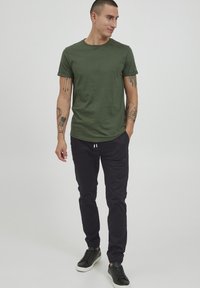 11 Project PRLOUIS REGULAR FIT - Tepláky - black