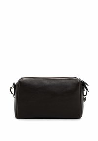 Borsa a mano in pelle marrone scuro con forma rettangolare, chiusura con zip e tracolla regolabile. Presenta una texture liscia e un design minimalista.
