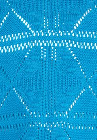 Gehaakte blauwe trui met een textuur van geometrische patronen, voorzien van driehoekige vormen en open steken voor ventilatie. Gemaakt van glad garen.