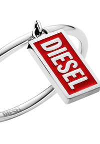 Hope Metalisti rengas, jossa on suorakulmainen riipus punaisella taustalla ja valkoisella "DIESEL"-tekstillä. Rengas on kiillotettu ja sen muotoilu on sulava.