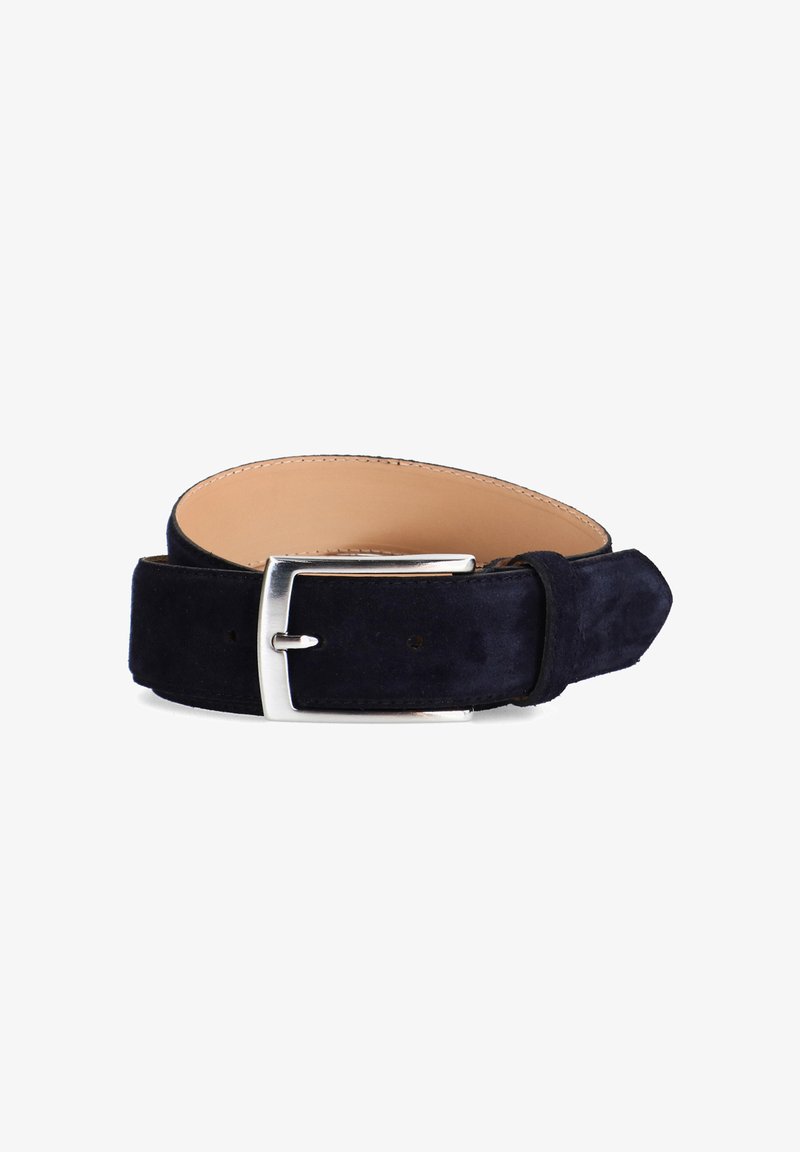 Marineblauwe suède riem met een zilveren metalen rechthoekige gesp, een gladde leren binnenvoering en een gepolijste afwerking met stikdetails.