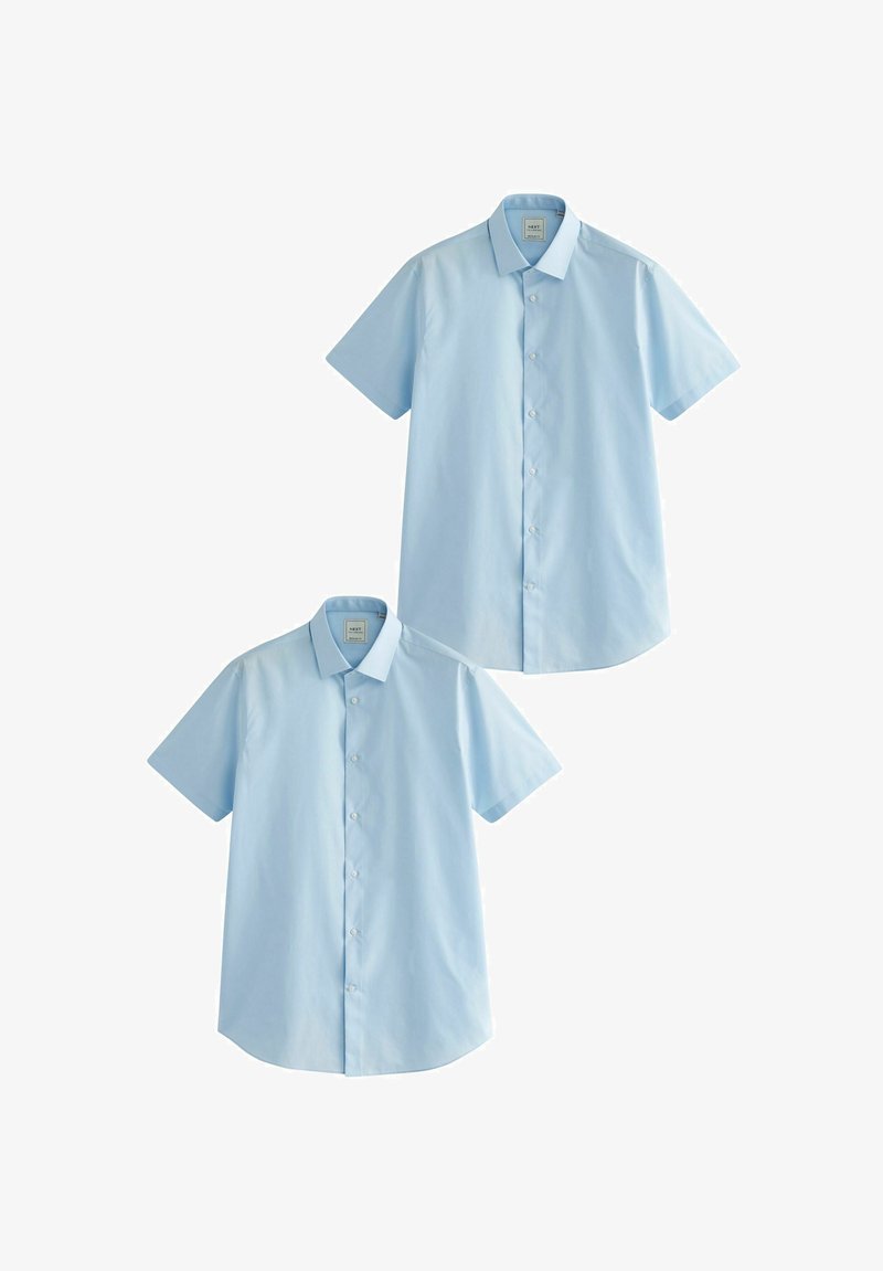 Jasnoniebieskie koszule z krótkim rękawem wykonane z bawełny, z kołnierzykiem w kształcie szpicu, zapięciem na guziki z przodu i zaokrąglonym dołem. Wyeksponowane dwie koszule.