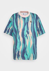 Tričko s krátkým rukávem v modro-zeleném vlnovkovém vzoru s korálovými akcenty, s kulatým výstřihem a nášivkou loga Adidas.